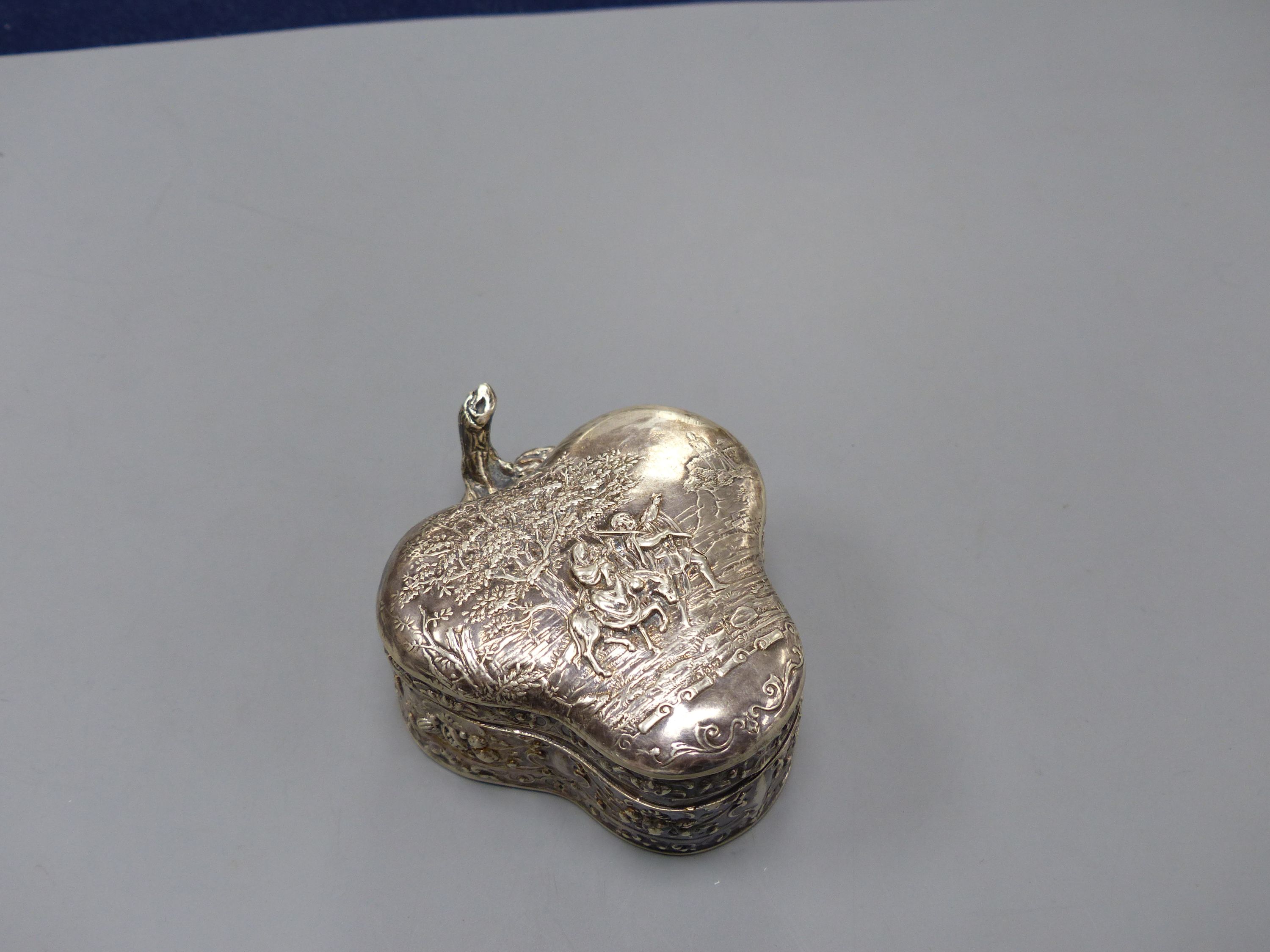 A late Victorian embossed silver clover leaf shaped trinket box, import marks for Chester, 1899, 89mm